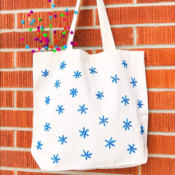 Hand Embroidered floral tote bag, minimalistic reusable tote bag with pocket - Picture 2 of 4